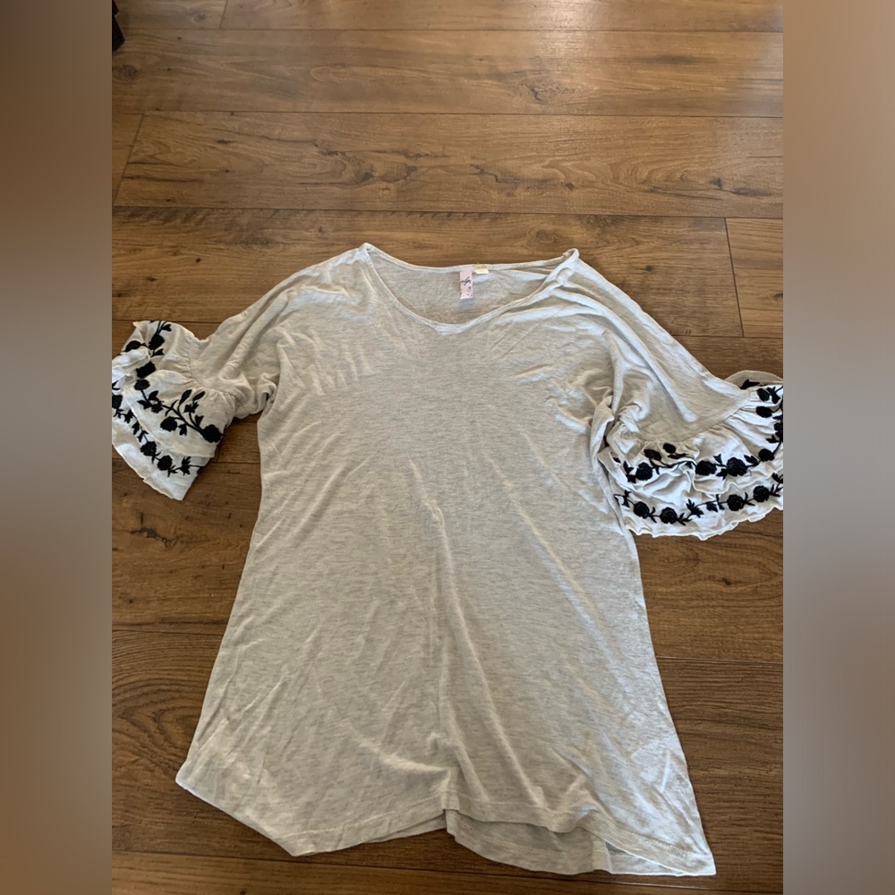 Women’s ruffle sleeve embroidered t shirt